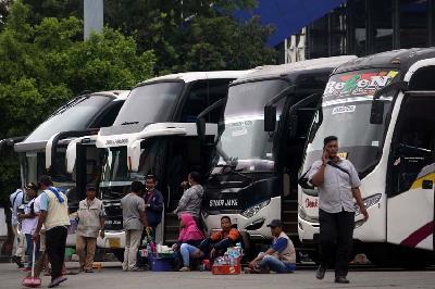 Deretan bus antara kota di Terminal Kampung Rambutan, Jakarta. TEMPO / Hilman Fathurrahman W
