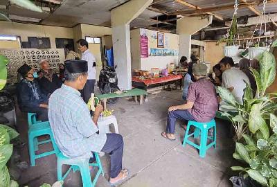 Warga Ahmadiyah tengah makan siang bersama di tempat tinggal salah satu pengungsi di Asrama Transito di Kota Mataram, 22 November 2022. TEMPO/Purwani Diyah Prabandari‬