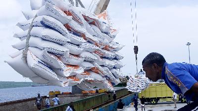Imported rice from Vietnam unloaded at Tenau Port in Kupang, East Nusa Tenggara, January 18.
 ANTARA/Kornelis Kaha
