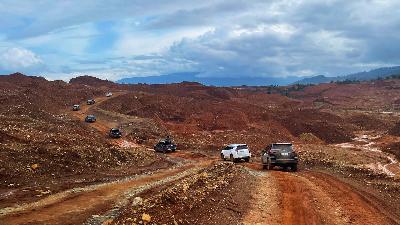 The joint law enforcement team made up of National Police officers and environment and forestry ministry’s officials are on a car convoy to inspect an illegal nickel mining location, which is part Antam’s Mandiodo Block concession area, January 27. 
Tempo/Linda Trianita
