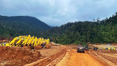 Several backhoes are parked on the roadside as the Joint Law Enforcing Team of National Police and Environment and Forestry Ministry inspects the illegal nickel mining site in Antam’s Mandiodo Block, January 27. 
Tempo/Linda Trianita
