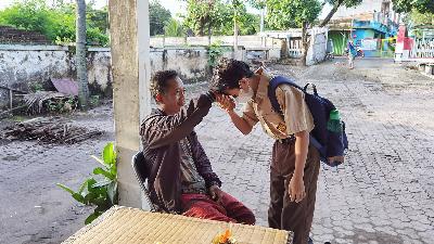 Muhammad Khataman Nabiyyin (right) bids farewell to his father Syahidin as he leaves for State Junior High School (SMP) 16 Mataram, November 26, 2022. They live at the Transito Dormitory in Mataram, West Nusa Tenggara.
TEMPO/Purwani Diyah Prabandari
