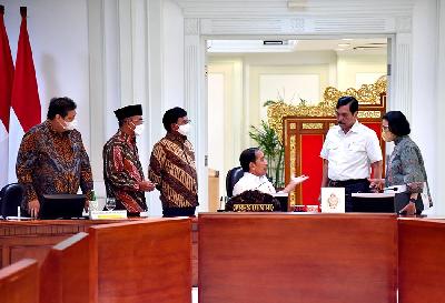 Presiden Joko Widodo berbincang dengan sejumlah menteri dalam rapat terbatas di Kantor Presiden, Jakarta, 28 November 2022. BPMI Setpres/ Rusman