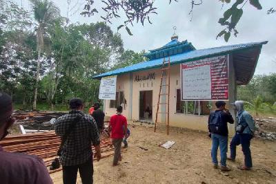 Pembongkaran Masjid Miftahul Huda di Kabupaten Sintang. Istimewa