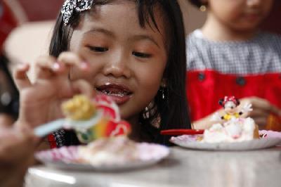 Ilustrasi anak makan makanan manis. TEMPO/Nita Dian
