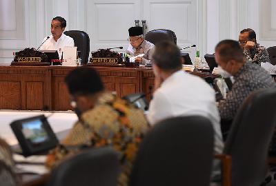 Presiden Joko Widodo (kiri) dan Wakil Presiden Ma'ruf Amin memimpin rapat terbatas di Kantor Presiden, Jakarta, 30 Januari 2023. ANTARA/Akbar Nugroho Gumay