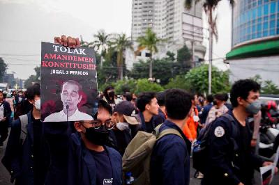 Aksi mahasiswa menolak jabatan presiden 3 periode di Harmoni, Jakarta, 1 April 2022. Dok Tempo/Faisal Ramadhan