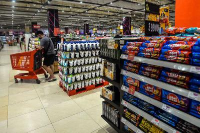 Pengunjung membeli kebutuhan sehari hari di Transmart Cempaka Putih, Jakarta, 2 Januari 2023. Tempo/Tony Hartawan