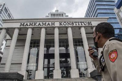 Petugas keamanan berjalan di halaman Gedung Mahkamah Konstitusi (MK), Jakarta, 3 Oktober 2022. ANTARA/Muhammad Adimaja