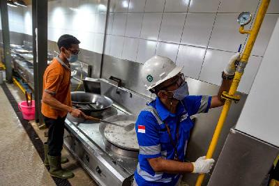 Petugas melakukan pengecekan instalasi Gaslink C-cyl di rumah makan kawasan Sunter, Jakarta, 14 Desember 2022. Tempo/Tony Hartawan