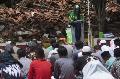 Warga mendengarkan khutbah saat mengikuti shalat Jumat di Cugenang, Kabupaten Cianjur, Jawa Barat. ANTARA/Wahyu Putro A