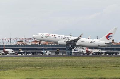 Pesawat China Eastern lepas landas di Bandara Internasional I Gusti Ngurah Rai, Kuta, Bali. TEMPO/Johannes P. Christo