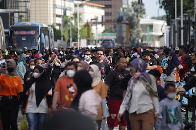 Warga beraktivitas pada Hari Bebas Kendaraan Bermotor (HBKB) di Bundaran HI, Jakarta.  TEMPO/M Taufan Rengganis