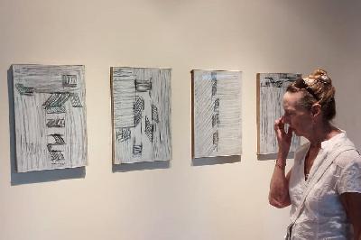 Pengunjung melihat lukisan karya Stepan Spicer dalam pameran "Between Chaos and Form" di Komaneka Keramas Gallery, Gianyar, Bali, Februari 2023. TEMPO/Rofiqi Hasan