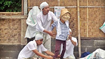 Pertunjukan Papermoon Puppet Theatre berjudul The Scavenger di Dusun Sembungan, Bangunjiwo, Bantul, Yogyakarta, 27 Januari 2023/TEMPO/Shinta Maharani