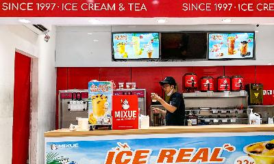 Karyawan menyiapkan pesanan pelanggan di salah satu gerai Mixue di Jakarta, 3 Februari 2023. Tempo/Tony Hartawan
