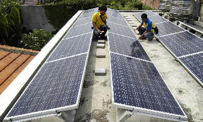 Petugas PLN memeriksa instalasi panel surya di salah satu rumah pelanggan di Jakarta Pusat. Tempo/Imam Sukamto