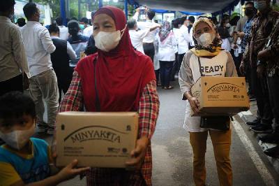 Warga membeli minyak goreng kemasan sederhana di Jakarta, 6 Juli 2022. Tempo/Hilman Fathurrahman W