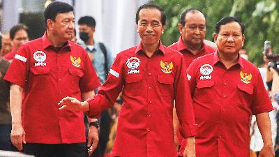President Joko Widodo (front) accompanied by Defense Minister Prabowo Subianto (right) and State Intelligence Agency (BIN) Chief Budi Gunawan (left) in Surabaya, East Java, November 29, 2022. 
ANTARA/Zainal Arifin/File Photo
