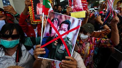 Protesters hold up a picture of Myanmar’s Army Chief Min Aung Hlaing with his face crossed out and pictures of Aung San Suu Kyi, during a demonstration to mark the second anniversary of Myanmar’s 2021 military coup, outside the Embassy of Myanmar in Bangkok, Thailand, February 1. 
REUTERS/Athit Perawongmetha
