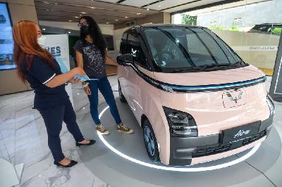Calon pembeli tengah melihat kendaraan listrik Wuling Air EV di Wuling Center kawasan Pondok Indah, Jakarta, 2 Desember 2022. Tempo/Tony Hartawan