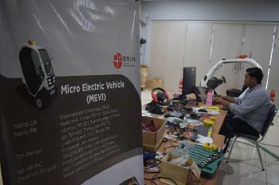 Peneliti melakukan riset kendaraan listrik Micro Electric Vehicle-Teleoperated Driving System (MEVi-TDS) di laboratorium BRIN, Bandung, Jawa Barat, 27 Januari 2023. TEMPO/Prima mulia