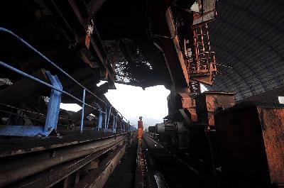 Pasokan batu bara di Pembangkit Listrik Tenaga Uap Pelabuhan Ratu, Sukabumi, Jawa Barat. TEMPO/Tony Hartawan