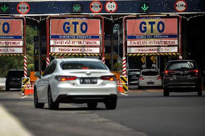 Kendaraan memasuki gerbang tol di Cempaka Putih, Jakarta. TEMPO/Tony Hartawan