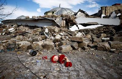 Sisa reruntuhan gedung akibat gempa di Hatay, Turki, 7 Februari 2023. REUTERS/Guglielmo Mangiapane