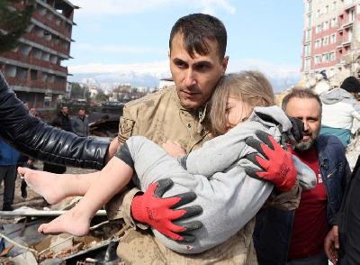 Muhammet Ruzgar (5 tahun) berhasil diselamatkan dari reruntuhan gedung di Hatay, Turki, 7 Februari 2023. REUTERS/Umit Bektas