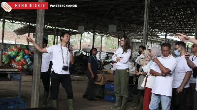 Aktris dan pengusaha Luna Maya meninjau tempat pengolahan limbah Waste4Change usai mengikuti Waste4Change Shareholder Engagement Meeting di Kantor Pusat Waste4Change di Bekasi, Jawa Barat, Rabu, 8 Februari 2023.