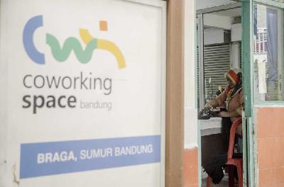 Pekerja menyelesaikan pesanan pakaian di UMKM  Coworking Space Braga, Bandung, Jawa Barat, 11 Januari 2023. ANTARA/Novrian Arbi