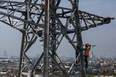 Pekerja membangun saluran udara tegangan ekstra tinggi di Semper, Jakarta, 14 November 2022. Tempo/Tony Hartawan