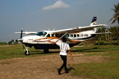 Pesawat Susi Air mendarat di pantai barat Pangandaran, Jawa Barat. Tempo/Prima Mulia