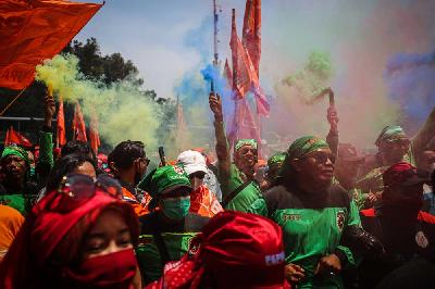 Massa aksi dari Partai Buruh dan beberapa serikat buruh lainnya menggelar aksi di Patung Kuda Arjuna, Jakarta Pusat, 14 Januari 2023. Tempo/Hilman Fathurrahman W