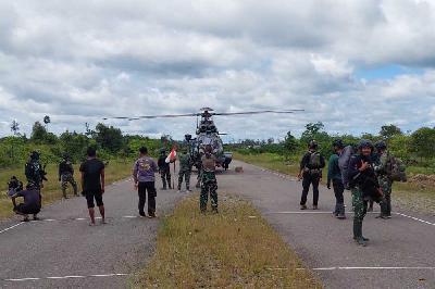 Personel TNI/Polri berada di dekat helikopter yang mendarat di Distrik Kenyam, Kabupaten Ndunga, Papua Pegunungan, 8 Februari 2023. ANTARA/HO/Humas Pendam Cenderawasih