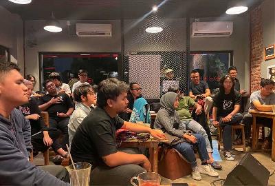 Peserta diskusi penulisan lagu di Earhouse Cafe, Pamulang, Tangerang Selatan, Banten. Earhouse Songwriting Club