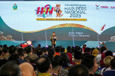 Presiden Joko Widodo berpidato saat menghadiri puncak peringatan Hari Pers Nasional (HPN) di Lapangan Astaka Pancing, Medan, Sumatera Utara, 9 Februari 2023. ANTARA/Yudi
