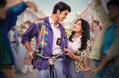 Galih (Yesaya Abraham) dan Ratna (Prilly Latuconsina) dalam film "Gita Cinta dari SMA" (2023) karya sutradara Monty Tiwa. Dok. StarvisionPlus
