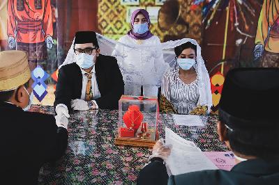 Warga melangsungkan prosesi akad nikah di Kantor Urusan Agama Kecamatan Makassar, Jakarta, 4 April 2020. TEMPO/Ijar Karim