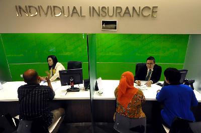 Aktivitas pelayanan di kantor asuransi jiwa, Jakarta. TEMPO/Tony Hartawan