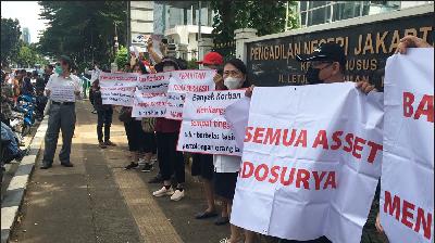 Para korban Indosurya berunjukrasa di depan Pengadilan Negeri Jakarta Barat, 24 Januari 2023/Dok. Wan Teddy