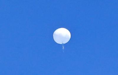 Kemunuculan yang dicurigai balon mata-mata Cina, di lepas pantai Garden City, Carolina Selatan, Amerika Serikat, 4 Februari 2023/Travis Huffstetler/Handout via REUTERS 