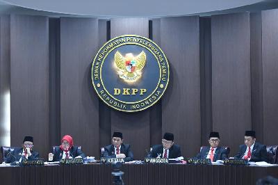 Ketua Dewan Kehormatan Penyelenggara Pemilu (DKPP) Heddy Lugito (ketiga kiri) didampingi anggota DKPP memimpin sidang Kode Etik Penyelenggara Pemilu (KEPP) di Kantor DKPP, Jakarta, 8 Februari 2023. ANTARA/Hafidz Mubarak A