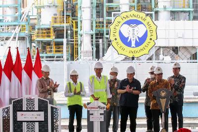 Presiden Joko Widodo (ketiga dari kiri) dan jajarannya saat peresmian pabrik pupuk di Dermaga 3 PT Pupuk Iskandar Muda (PIM) Krueng Geukuh, Kecamatan Dewantara, Aceh Utara, 10 Februari 2023. ANTARA/Rahmad