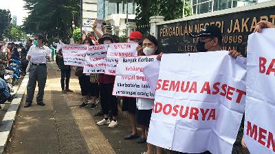 Indosurya KSP victims hold a rally in front of the West Jakarta District Court, January 24. 
Wan Teddy Doc.
