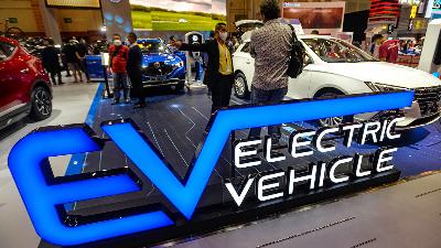 Electric cars are on display at the Gaikindo Indonesia International Auto Show 2021 at ICE BSD City, Tangerang, November 2021. 
Tempo/Tony Hartawan/File Photo
