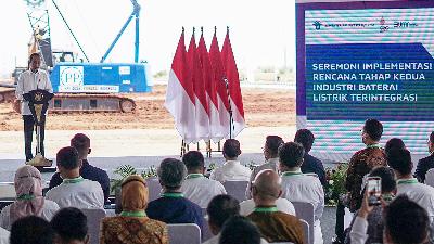 President Joko Widodo delivers a speech during the unveiling of the Second Phase of LG Energy Solution Integrated Electric Battery Industry in the Batang Integrated Industrial Area, Batang Regency, Central Java, June 8, 2022. 
ANTARA/Harviyan Perdana Putra/File Photo
