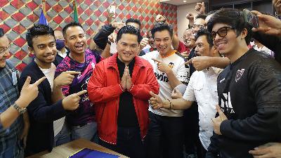 State-Owned Enterptises (SOEs) Minister Erick Thohir is among soccer figures and celebrities who own clubs in League 1 and League 2 as he submits the registration form and files for his candidacy for the Indonedian Soccer Association (PSSI) 2023-2027 chairmanship at the PSSI office, Bung Karno Sports Complex, Senayan, Jakarta, January 15. 
TEMPO/M Taufan Rengganis
