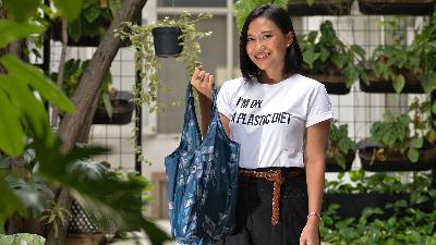 Tiza Mafira, an environmental activist in five countries (Indonesia, India, Great Britain, Thailand and the United States) and Co-Founder & Executive Director of the Indonesian Plastic Bag Diet Movement (GIDKP), in South Jakarta, February 10. 
TEMPO/Febri Angga Palguna
